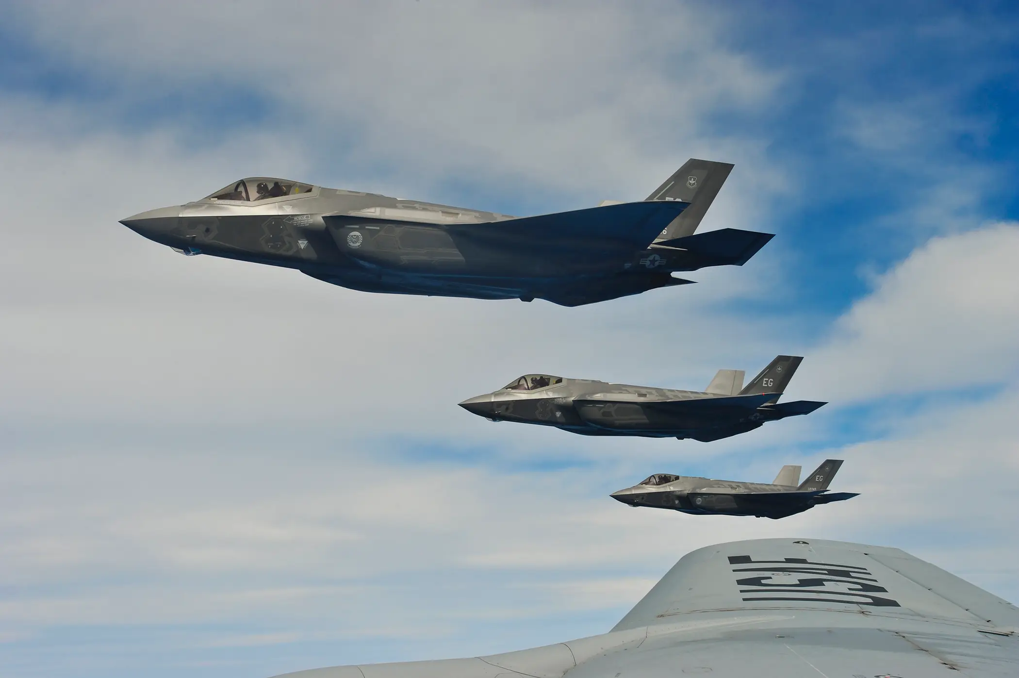 How fighter jets avoid crashing into each other during formation flying