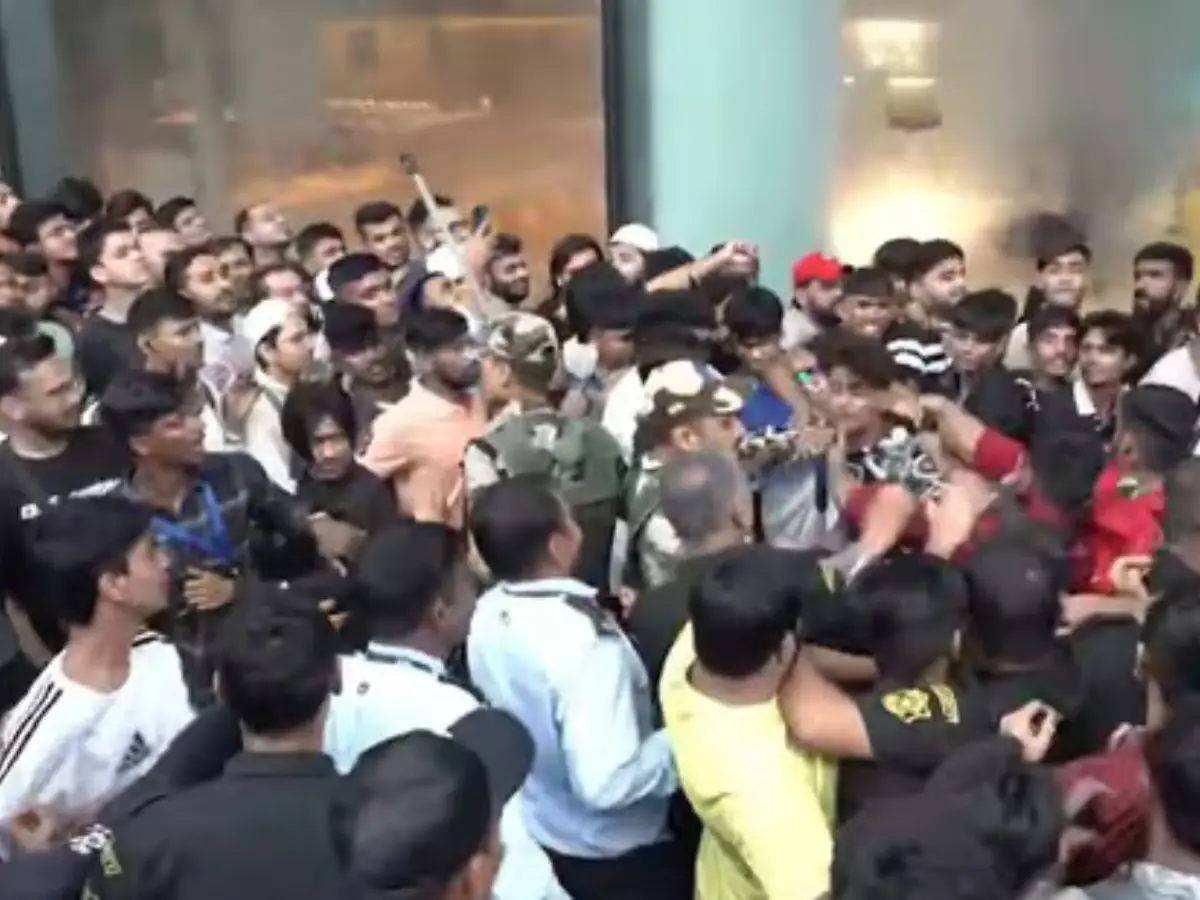 WATCH| Scuffle in iPhone 17 series launch in BKC Jio Centre, Mumbai WATCH| Scuffle in iPhone 17 series launch in BKC Jio Centre, Mumbai