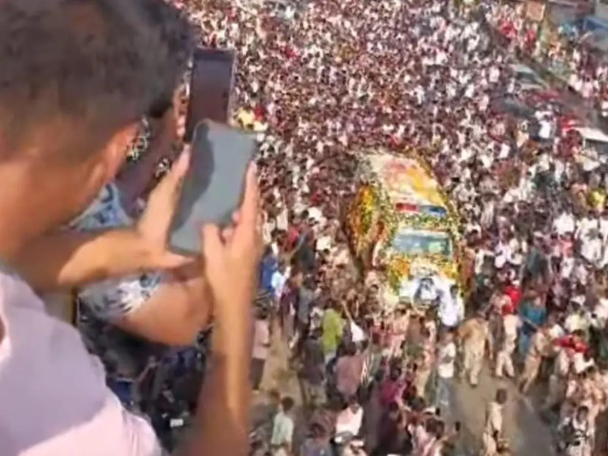 Fans pay emotional tribute