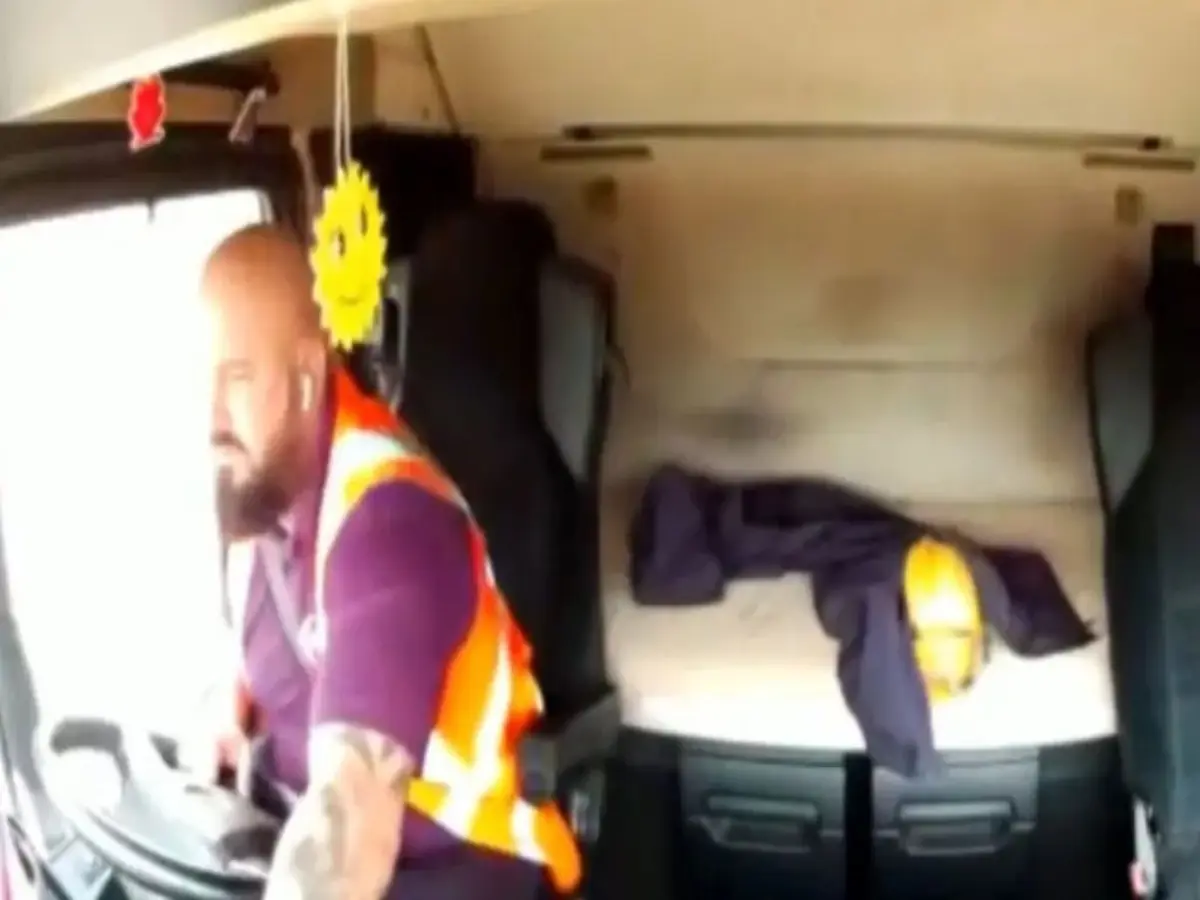 Lorry driver 'distracted by porn' crashes into car, kills father of two Lorry driver 'distracted by porn' crashes into car, kills father of two