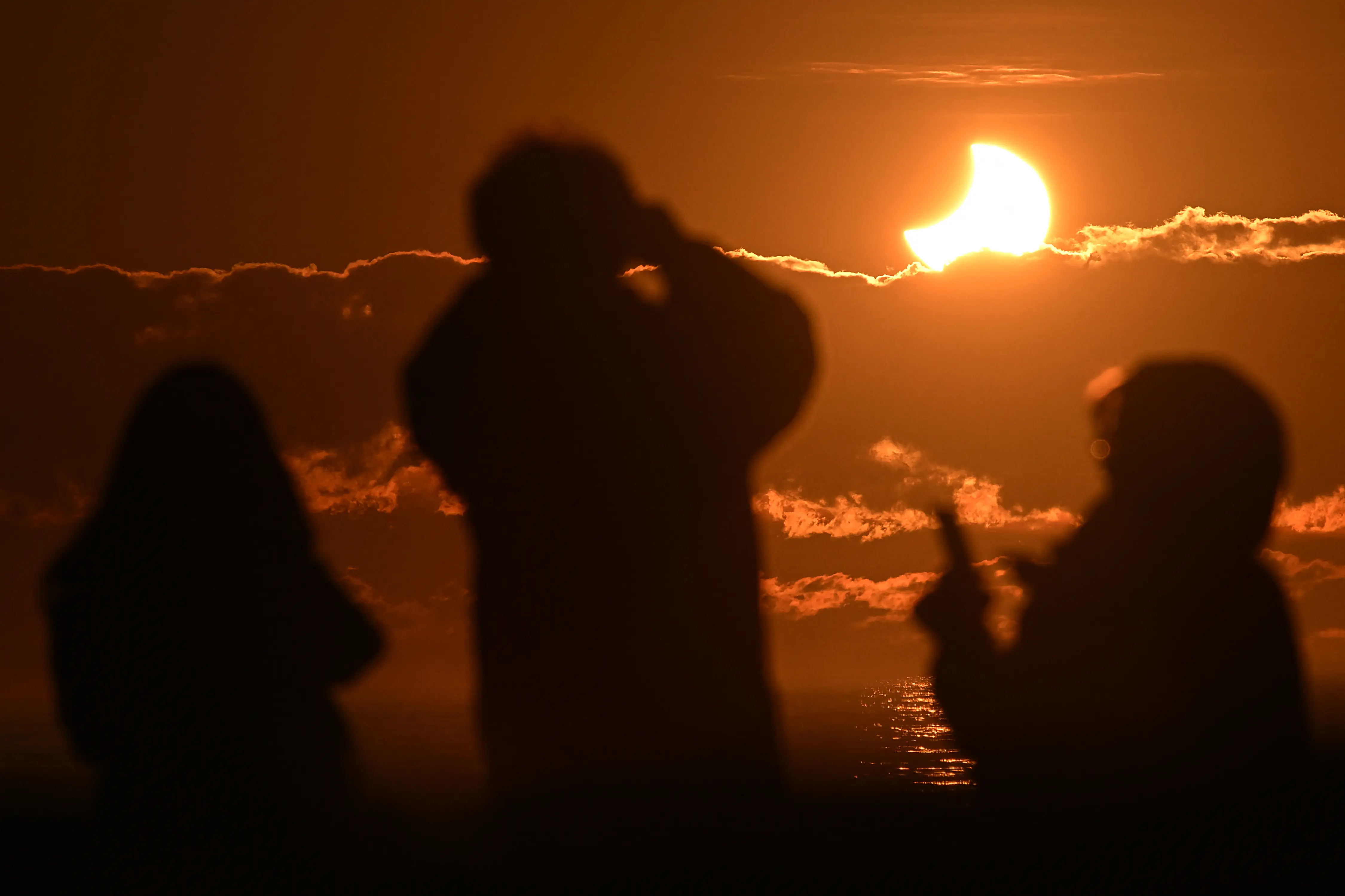 Crescent sun rises over New Zealand during partial solar eclipse