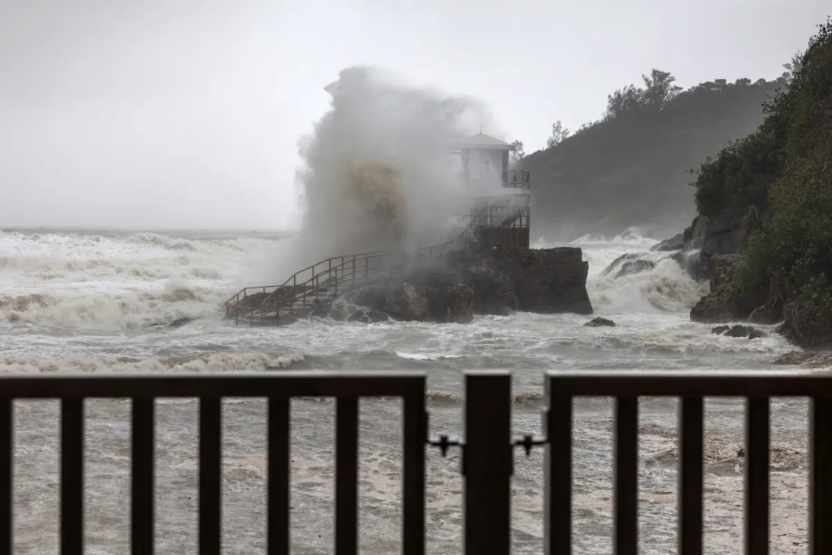 Super Typhoon Ragasa slams Hong Kong; Schools, offices shut as China ...