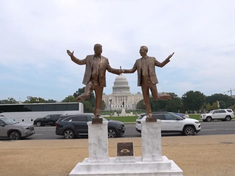 Statue of Trump and Epstein holding hands appears on National Mall, mocking “Everlasting Friendship”