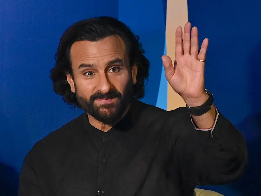 Wait what? When Saif Ali Khan was asked to kiss producer ten times for Rs 1000