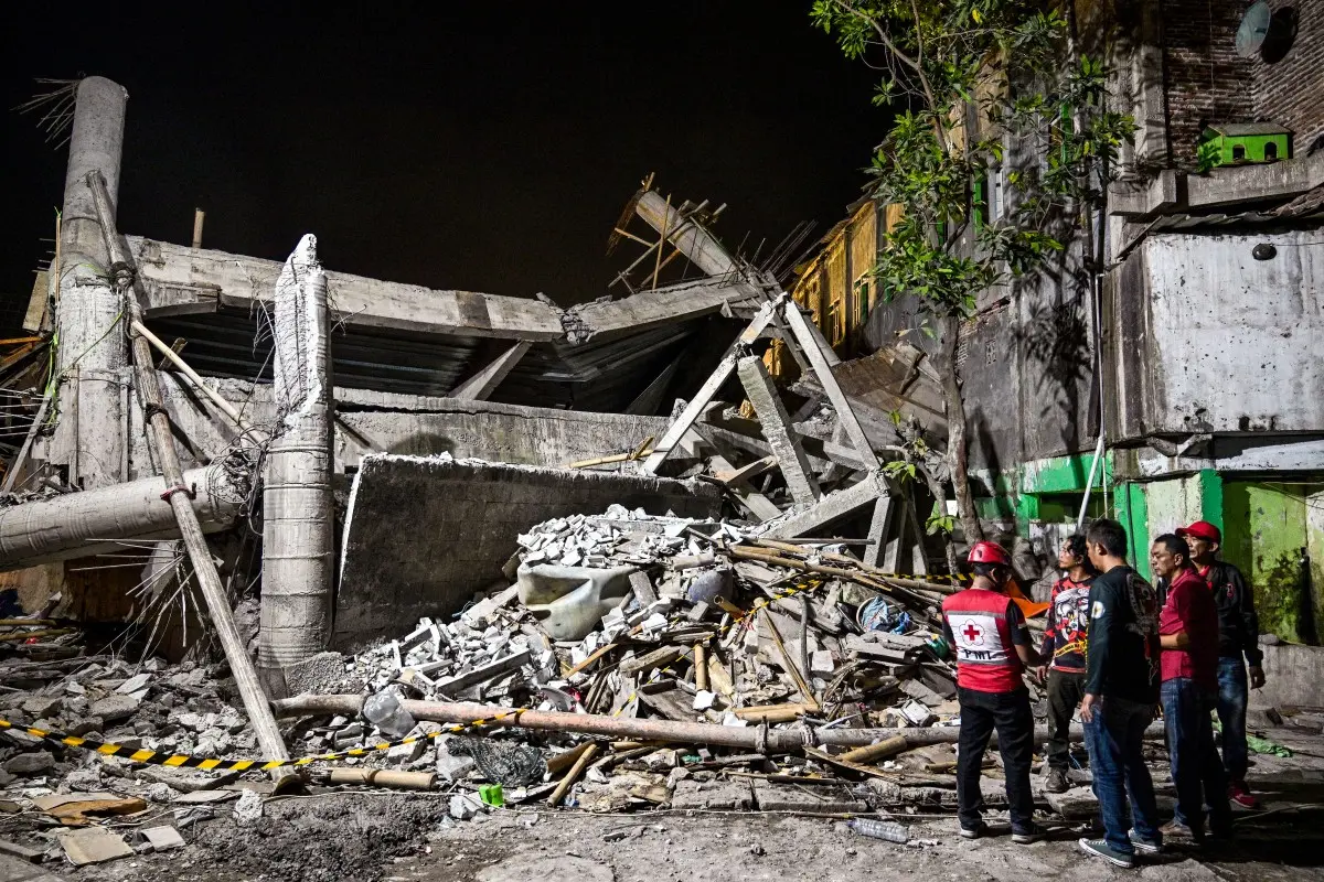 Indonesia school collapse: 91 students still trapped under rubble