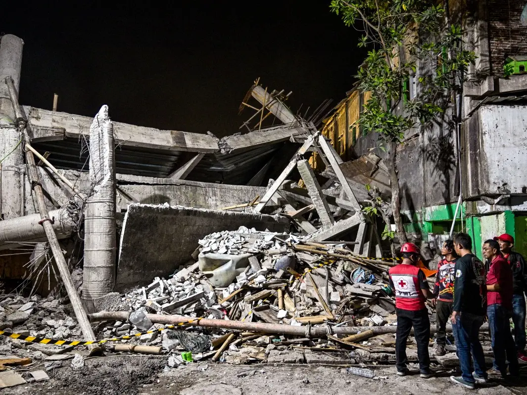 Indonesia school collapse: 91 students still trapped under rubble Indonesia school collapse: 91 students still trapped under rubble
