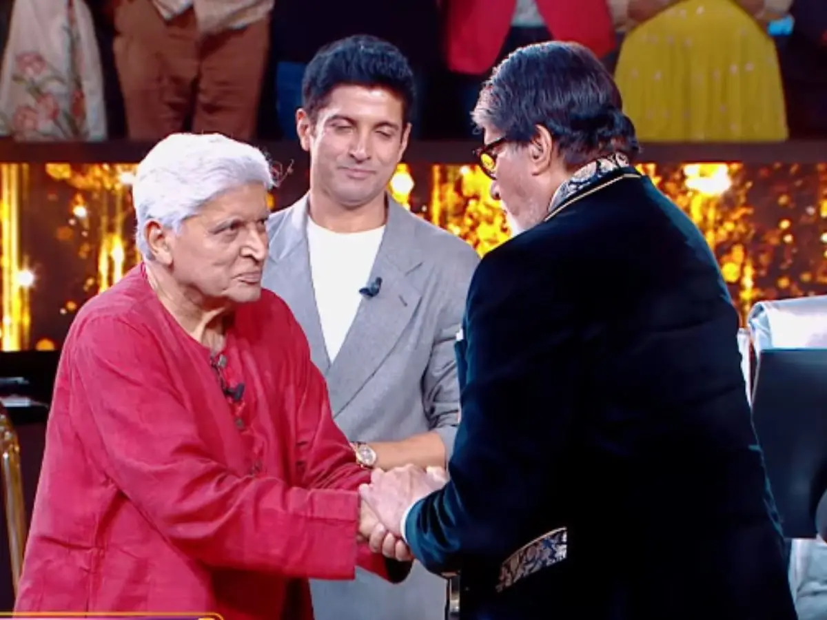 Amitabh Bachchan recreates iconic Zanjeer scene with Javed Akhtar on KBC 17 Amitabh Bachchan recreates iconic Zanjeer scene with Javed Akhtar on KBC 17