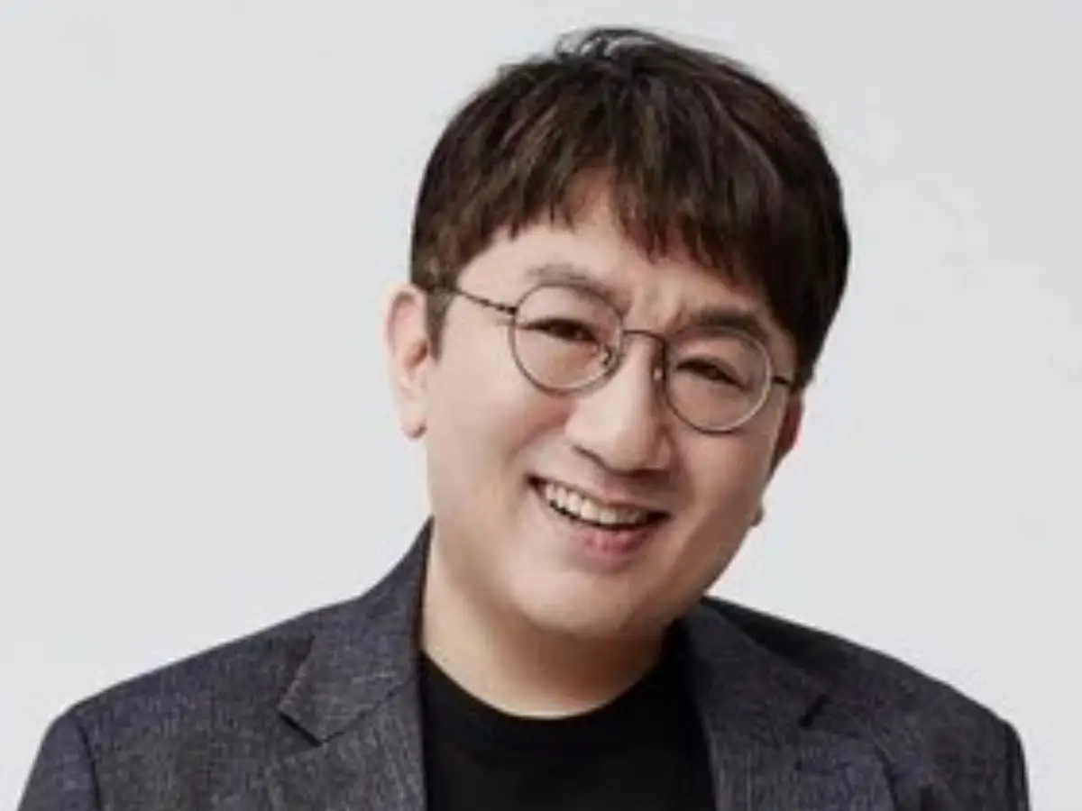 Bang Si-hyuk case: National Musuem of Korea faces backlash for posting photo of Director Yoo Hong-jun and HYBE chairperson