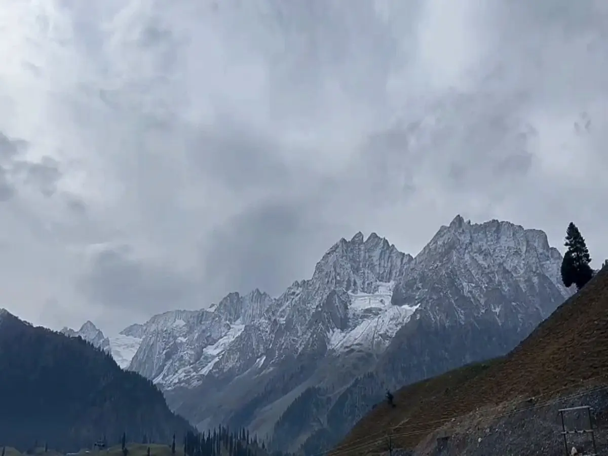 Early onset of Winter in J&K, higher reaches receive fresh snowfall Early onset of Winter in J&K, higher reaches receive fresh snowfall