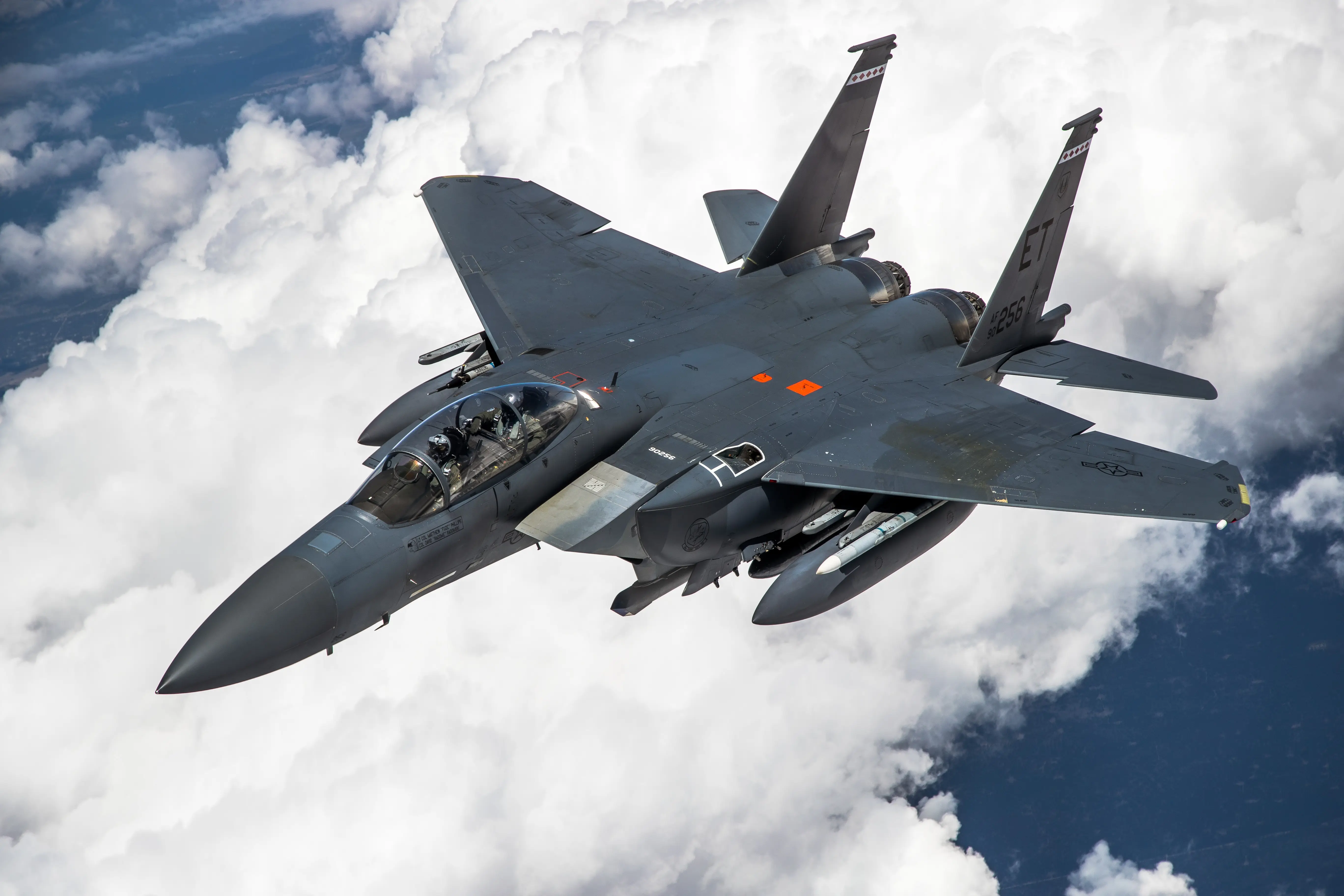 How high-G loads affect the radars and sensors of a fighter jet