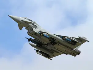 Why fighter jets lose altitude when pilots pull extreme Gs