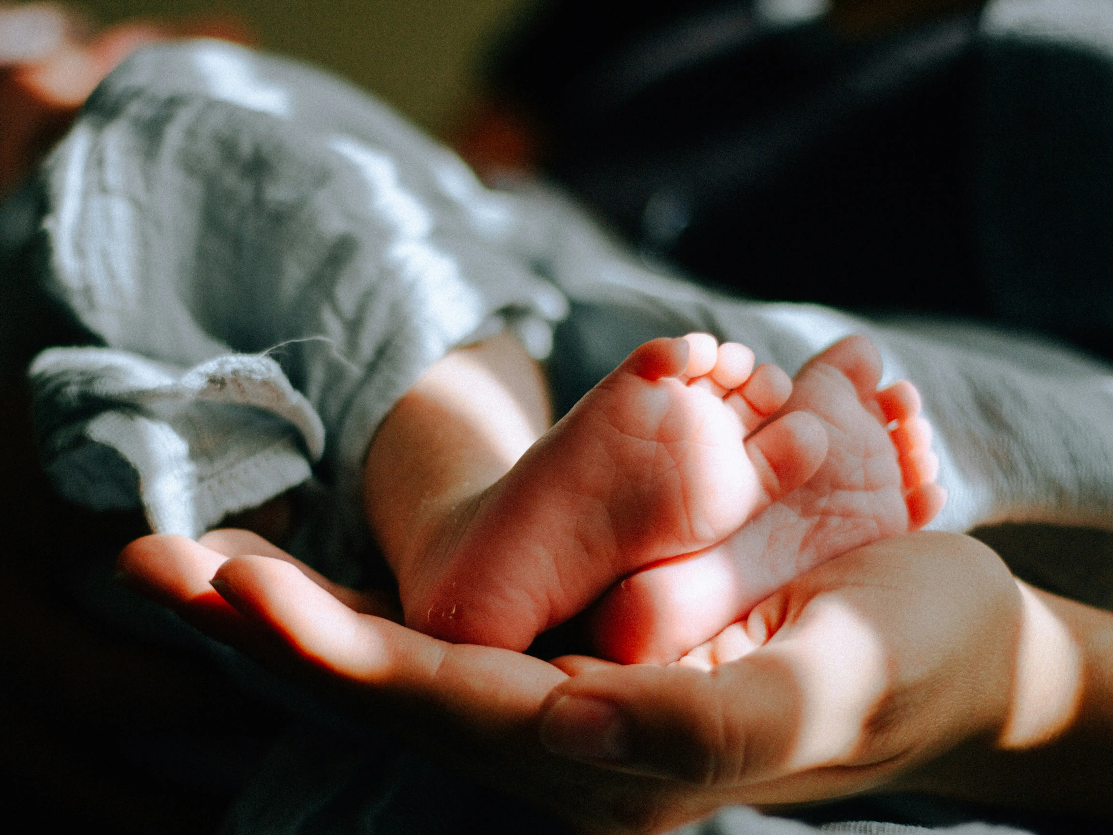Mumbai man helps deliver baby at railway platform after hospital refuses admission Mumbai man helps deliver baby at railway platform after hospital refuses admission