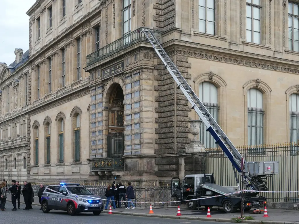 ‘Priceless’ jewellery stolen from Paris’ Louvre museum after thieves break in ‘Priceless’ jewellery stolen from Paris’ Louvre museum after thieves break in