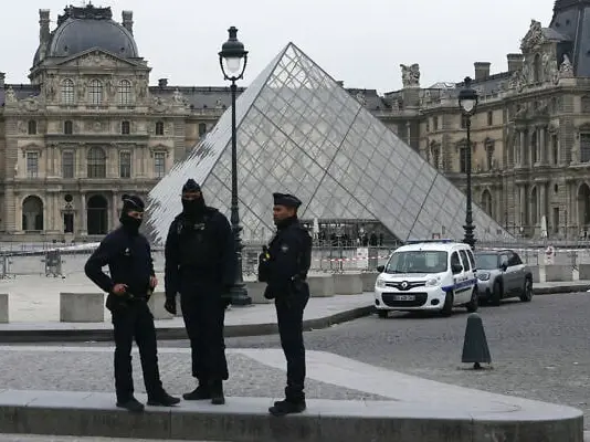 Louvre Museum robbery: WATCH | Thief cutting through glass display in brazen heist Louvre Museum robbery: WATCH | Thief cutting through glass display in brazen heist