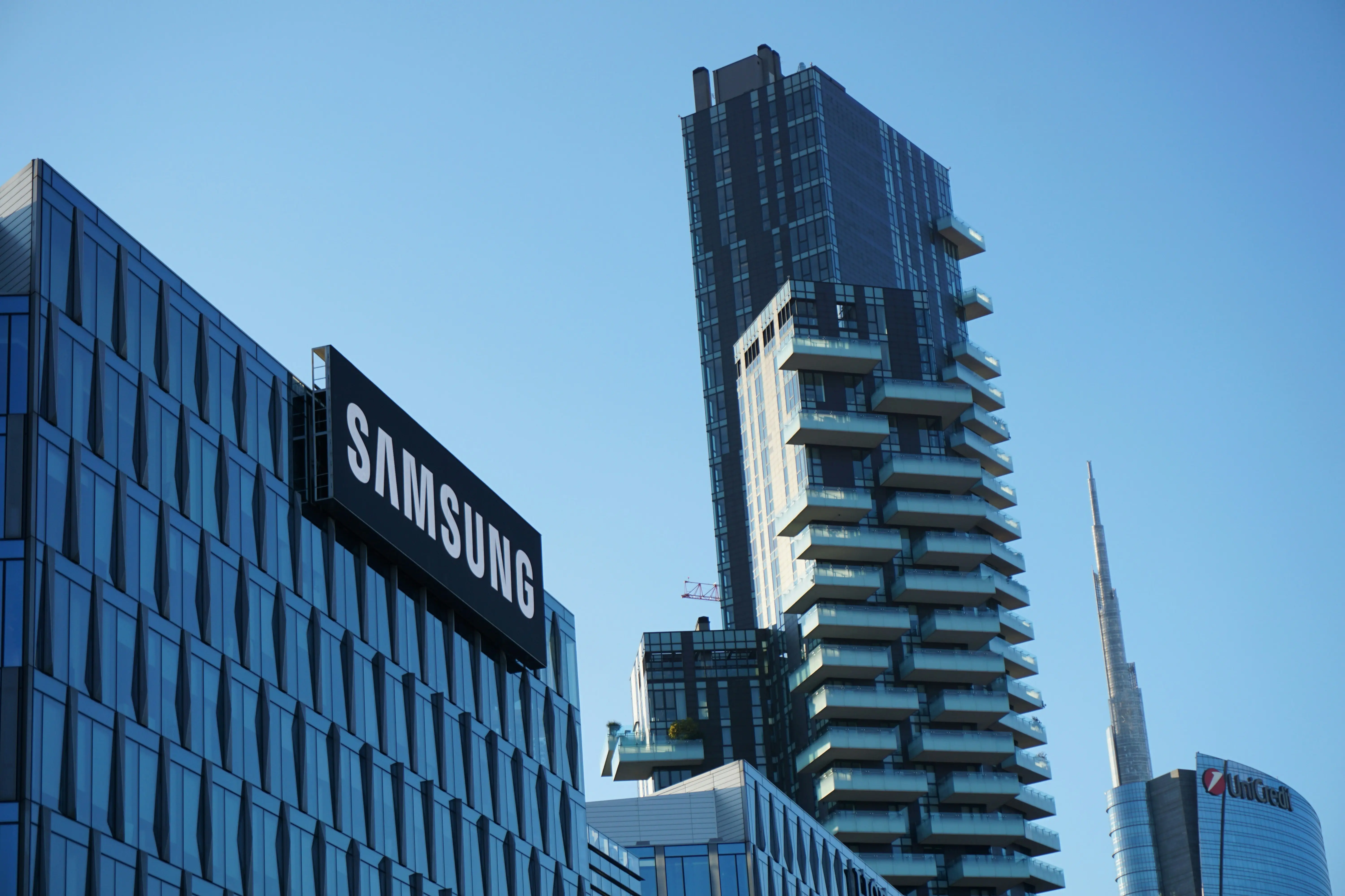 AI chip demand powers Samsung to record profit, but investors see trouble ahead