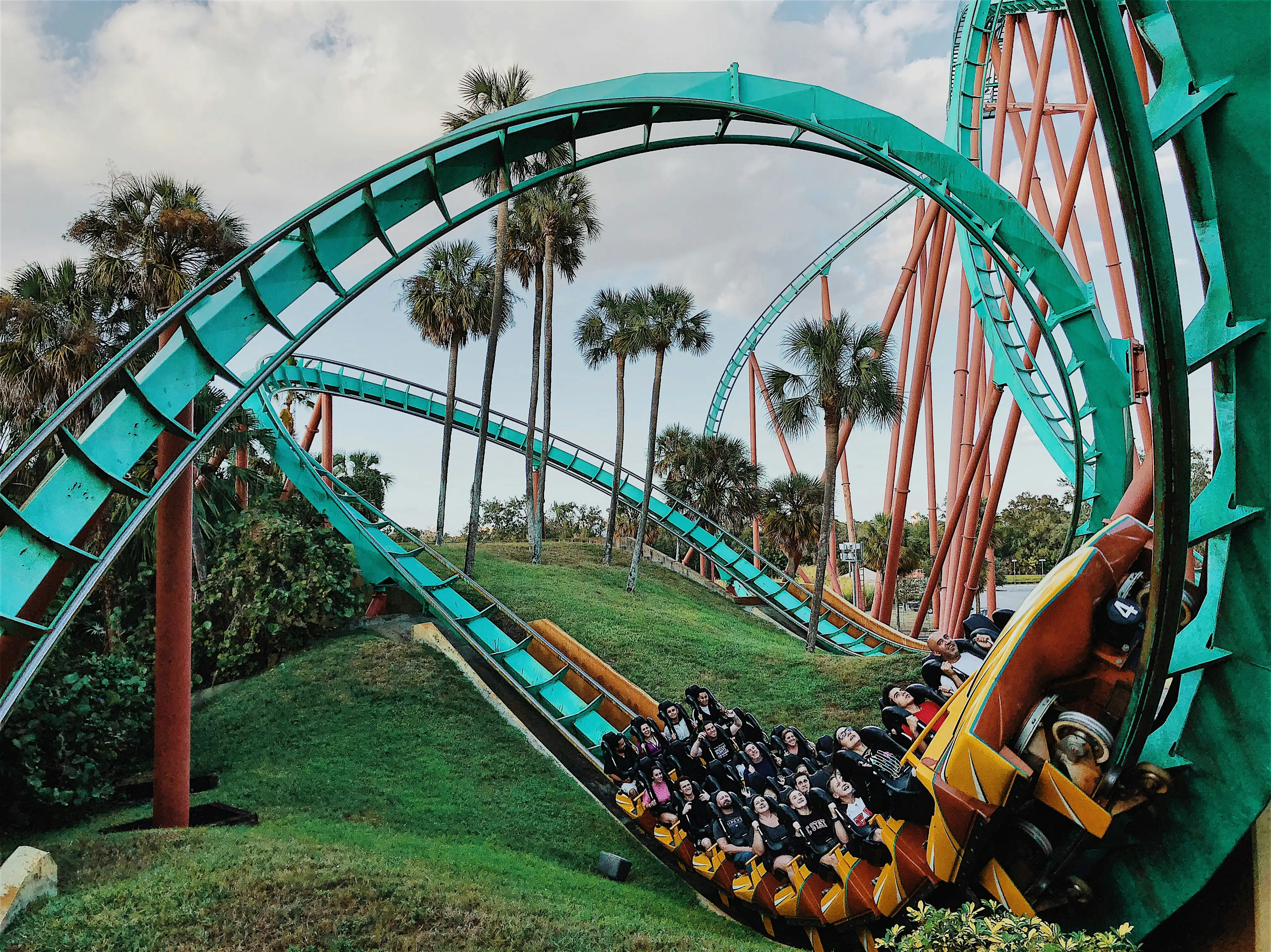 SCARY! Roller coaster seat belt snaps as ride goes 120km/hr, couple hold down girl the entire time