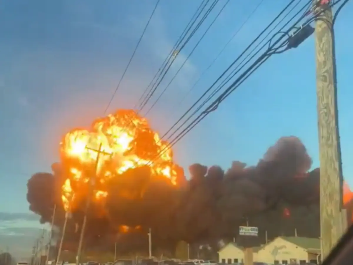 Cargo plane crashes after takeoff from US' Louisville Airport, bursts into flames; 3 killed - Video Cargo plane crashes after takeoff from US' Louisville Airport, bursts into flames; 3 killed - Video