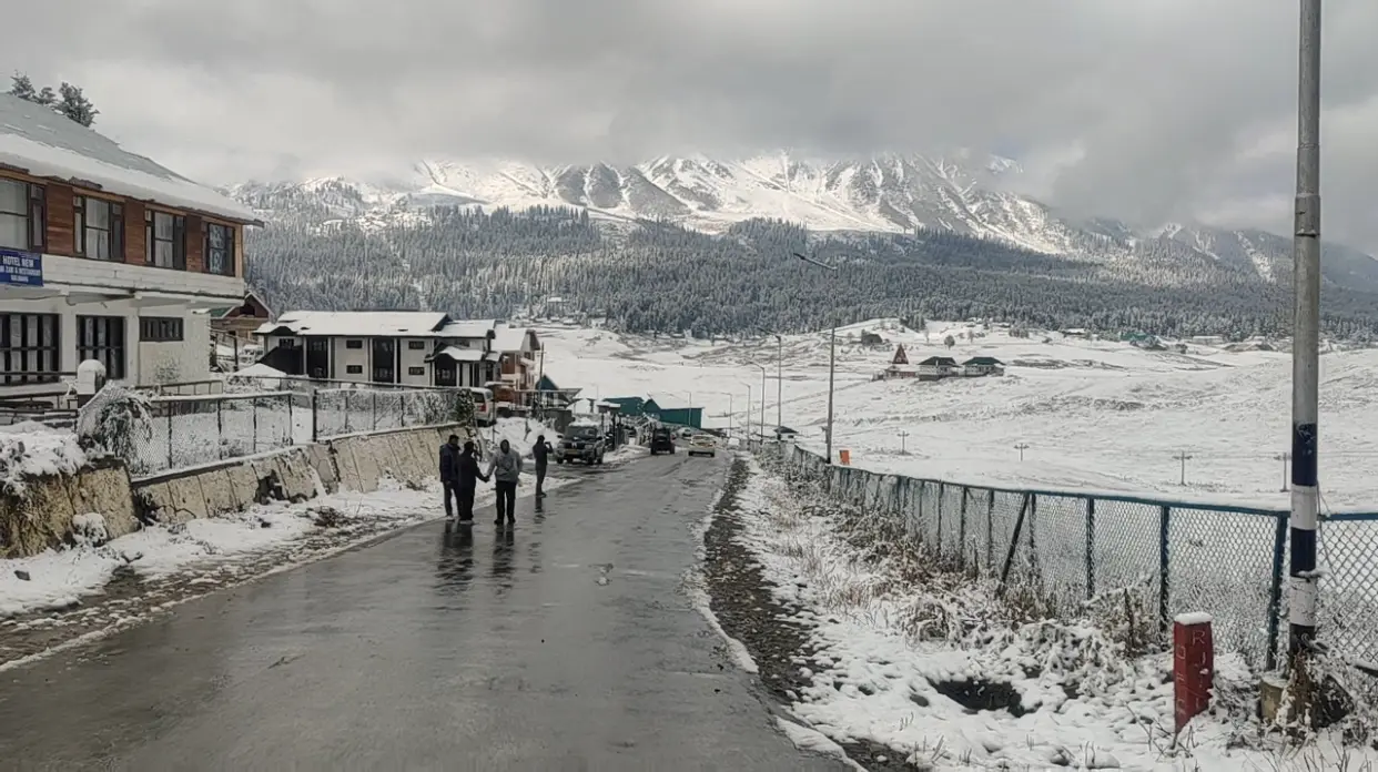 Fresh snowfall blankets Kashmir's higher reaches; Mughal road closed for safety