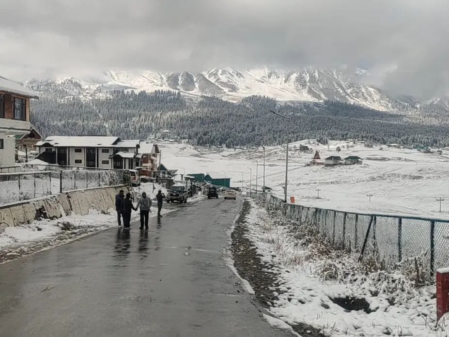 Fresh snowfall blankets Kashmir's higher reaches; Mughal road closed for safety Fresh snowfall blankets Kashmir's higher reaches; Mughal road closed for safety