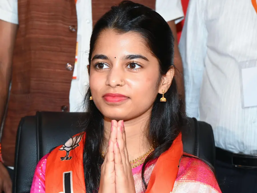 Bihar Election 2025: Veteran vs debutant in Alinagar — singer Maithili Thakur  to test RJD’s decades-old stronghold. Who will come on top?