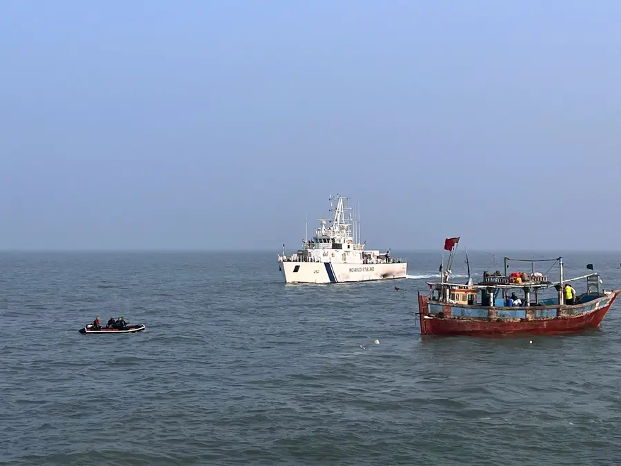 8 Indian fishermen abducted after Pakistani forces seize boat near Gujarat coast