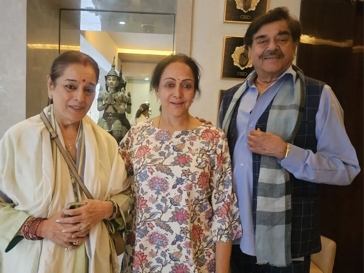 Shatrughan Sinha with wife Poonam meets Hema Malini after Dharmendra's hospital discharge Shatrughan Sinha with wife Poonam meets Hema Malini after Dharmendra's hospital discharge
