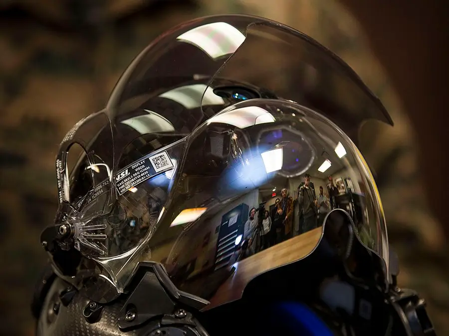 What makes the F-35 fighter jet pilot helmet worth $400,000?