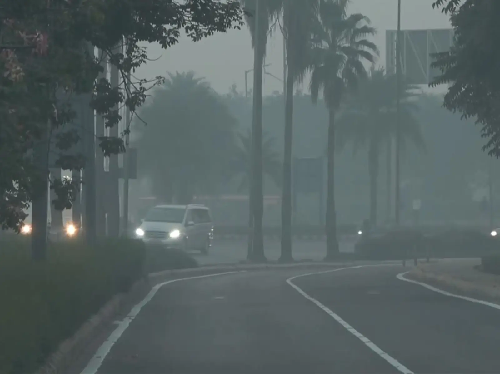 Delhi-NCR air quality touches 400-mark despite GRAP III restrictions Delhi-NCR air quality touches 400-mark despite GRAP III restrictions