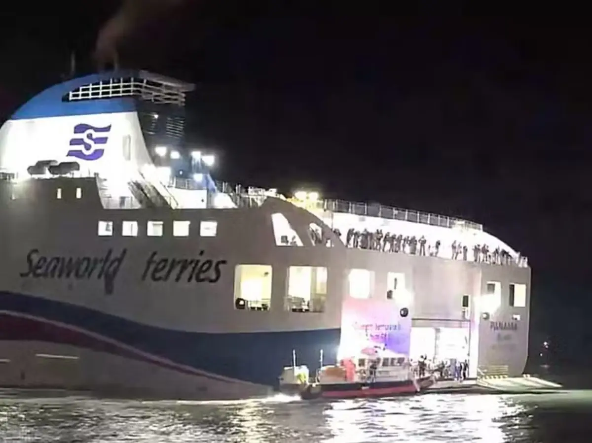 South Korean ferry with 267 aboard runs aground after helmsman reportedly distracted by phone South Korean ferry with 267 aboard runs aground after helmsman reportedly distracted by phone