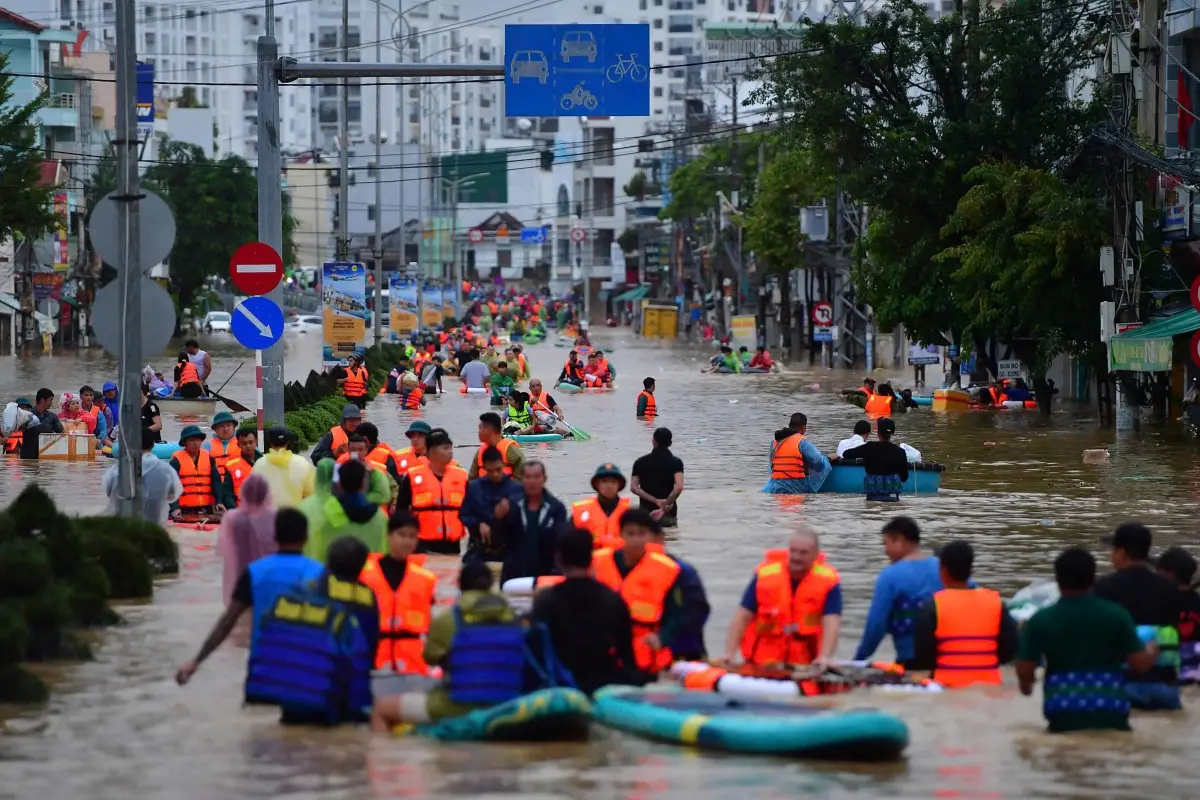 Severe flooding devastates Vietnam: At least 90 killed, 12 missing