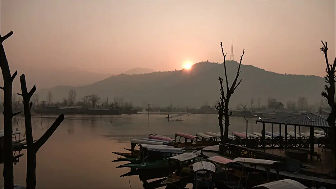 Kashmir shivers as intense cold wave grips valley, Zojila temp dips to minus 16