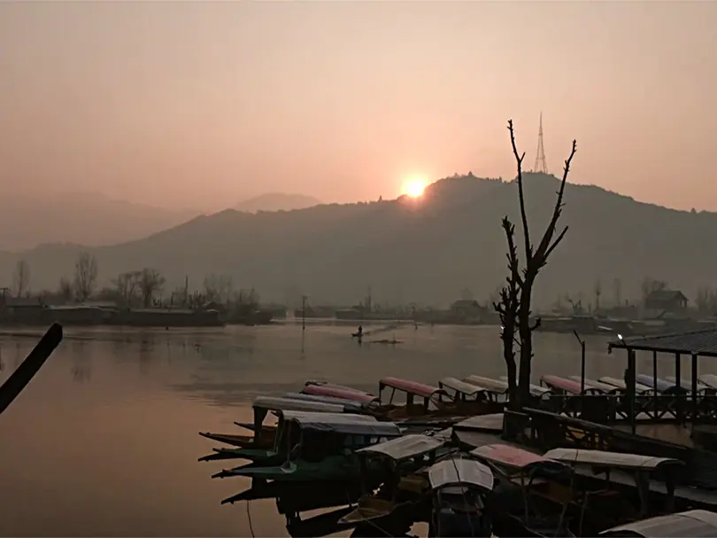 Kashmir shivers as intense cold wave grips valley, Zojila temp dips to minus 16 Kashmir shivers as intense cold wave grips valley, Zojila temp dips to minus 16