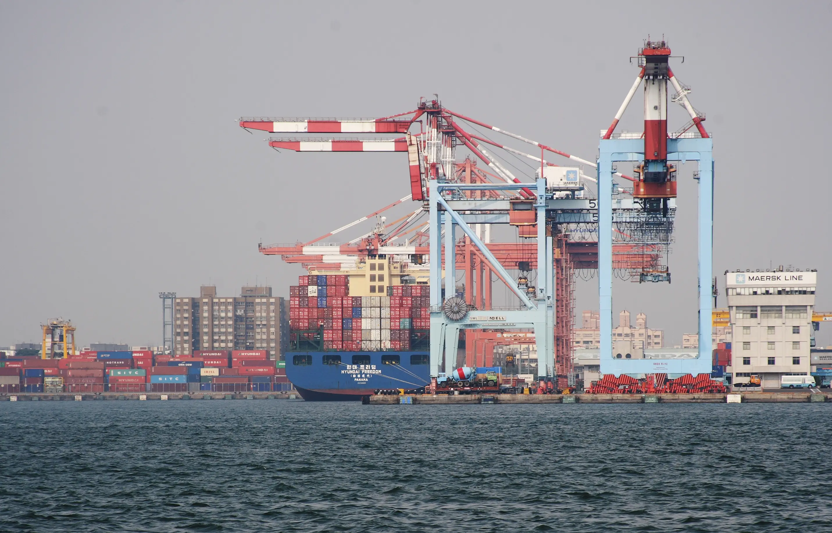 Industrial backing: shipyards and commercial dominance