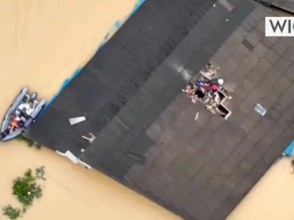 WATCH: Dramatic rescue of family of 5, trapped in flood in Thailand, captured by drone WATCH: Dramatic rescue of family of 5, trapped in flood in Thailand, captured by drone