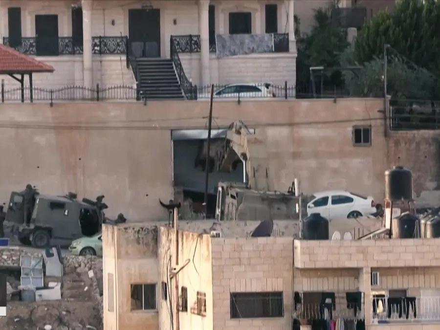 Israeli Soldiers Kill Defenceless Palestinians After Apparent Surrender 