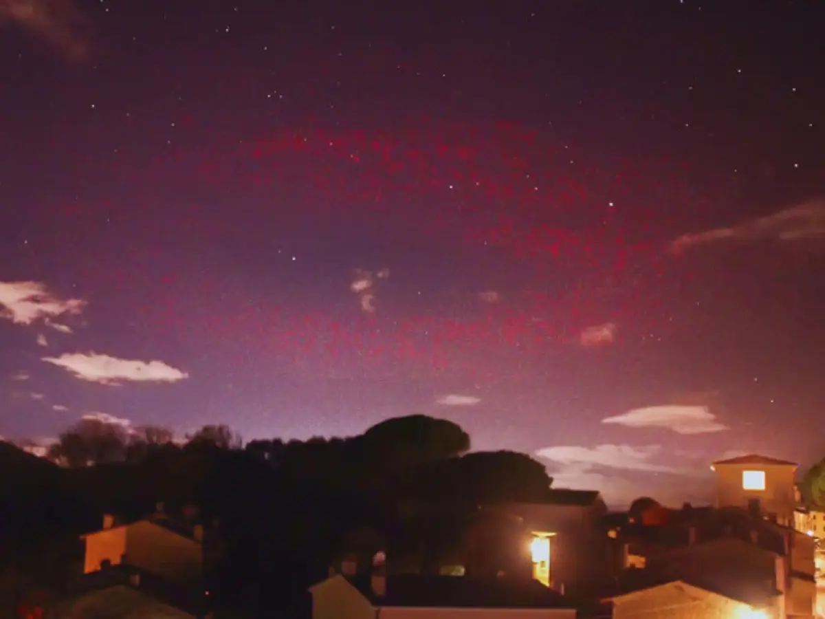 200km rare red halo seen over small Italian town for a second time. It was ELVEs