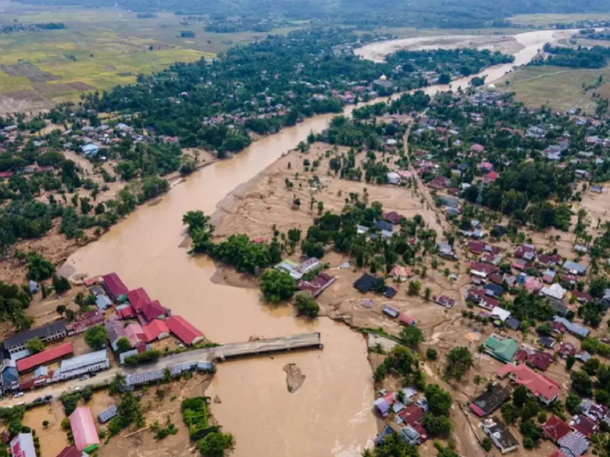 Floods and landslides ravage Indonesia and Thailand; combined toll rises to over 300 Floods and landslides ravage Indonesia and Thailand; combined toll rises to over 300