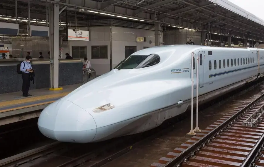 How the train’s aerodynamic nose prevents tunnel ‘air shock’