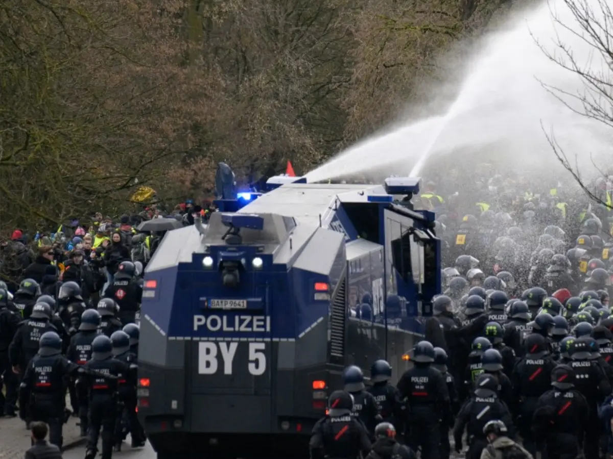 Massive protest in Germany against far-right AfD's youth wing, police use pepper spray, water cannons - What's happening Massive protest in Germany against far-right AfD's youth wing, police use pepper spray, water cannons - What's happening