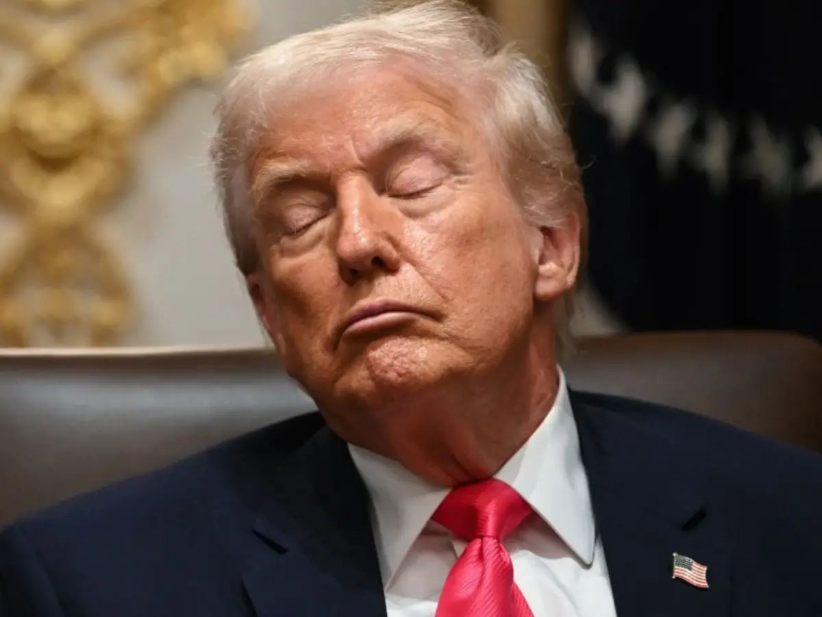 Multiple photos showing Trump with his eyes shut surfaces