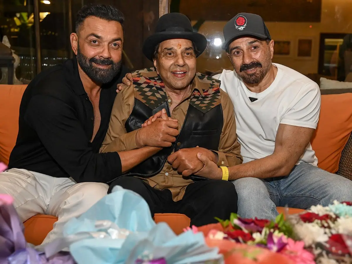 Deol family immerses Dharmendra's ashes in Haridwar; Bobby Deol breaks down in tears after asthi visarjan Deol family immerses Dharmendra's ashes in Haridwar; Bobby Deol breaks down in tears after asthi visarjan