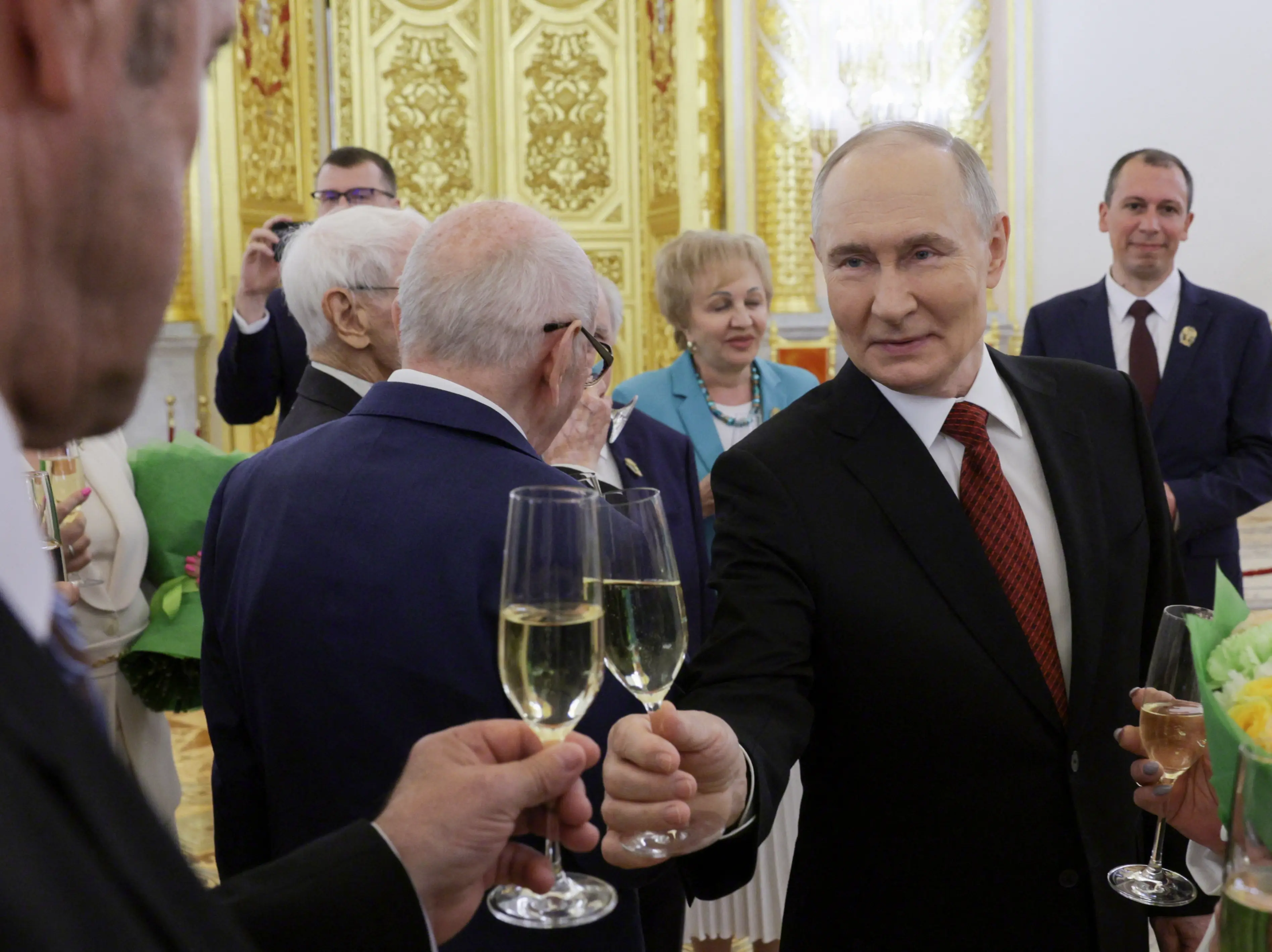 Why does Putin refuse alcohol at state banquets? Is he a teetotaler? Why does Putin refuse alcohol at state banquets? Is he a teetotaler?