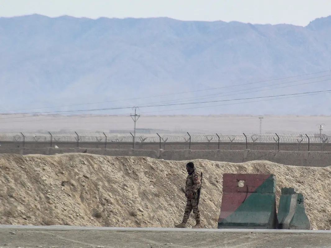 Pakistani Taliban gunmen storm Pakistan checkpoint near Afghan border, six soldiers killed Pakistani Taliban gunmen storm Pakistan checkpoint near Afghan border, six soldiers killed
