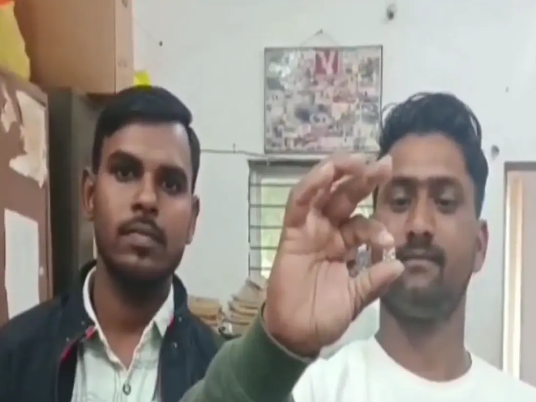 WATCH | Two friends in Madhya Pradesh find Rs 50 lakh diamond on plot leased for Rs 200 WATCH | Two friends in Madhya Pradesh find Rs 50 lakh diamond on plot leased for Rs 200