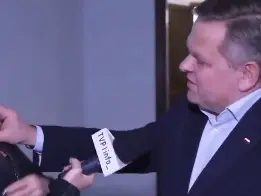 ‘If you can’t handle a reporter’s mic...’: Internet explodes after Polish senator attempts to remove female journo’s mic ‘If you can’t handle a reporter’s mic...’: Internet explodes after Polish senator attempts to remove female journo’s mic