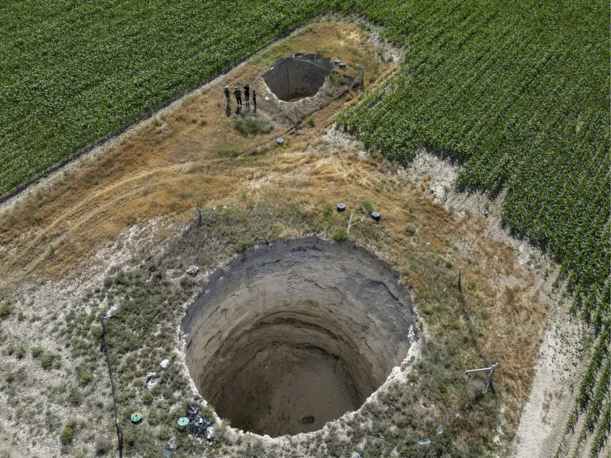 100 foot sinkholes are swallowing crops in Turkey. There are nearly 700 of them 100 foot sinkholes are swallowing crops in Turkey. There are nearly 700 of them