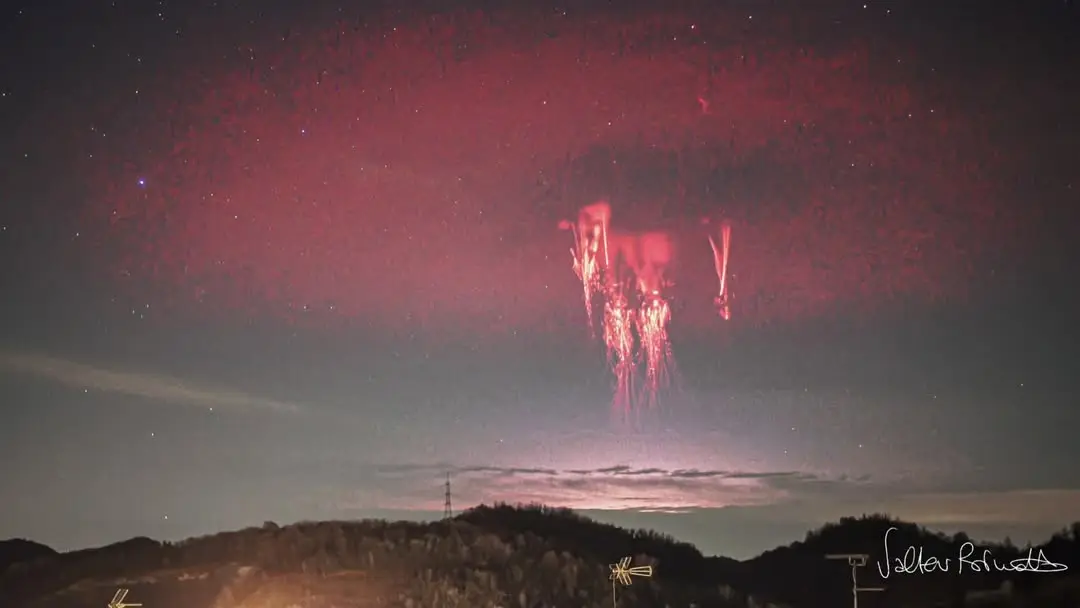 Rare lighting event captured on camera shows two atmospheric phenomena at once
