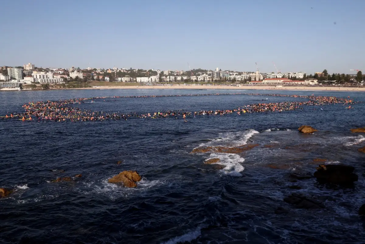 Thousands pay tribute to Bondi Beach victims