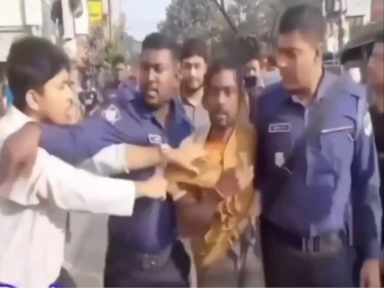 Hindu rickshaw puller wearing red thread branded ‘RAW agent’, assaulted by mob in Bangladesh Hindu rickshaw puller wearing red thread branded ‘RAW agent’, assaulted by mob in Bangladesh