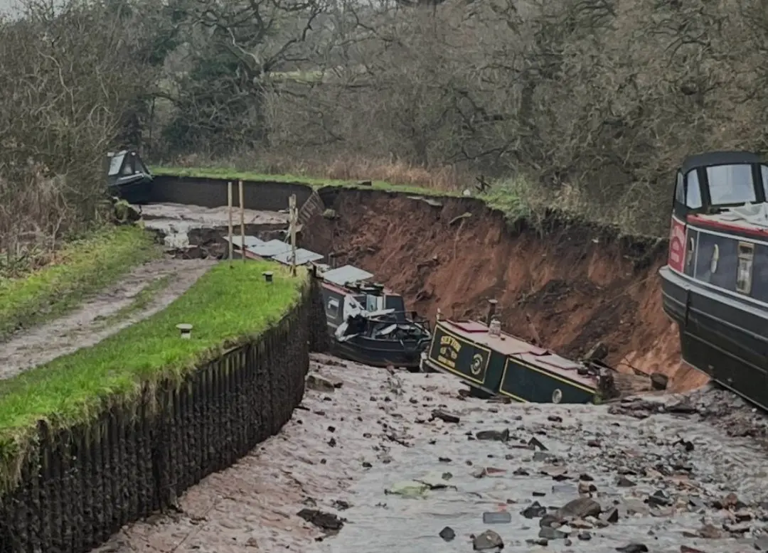 WATCH: Giant sinkhole in England's canal swallows boats, rescue operation launched